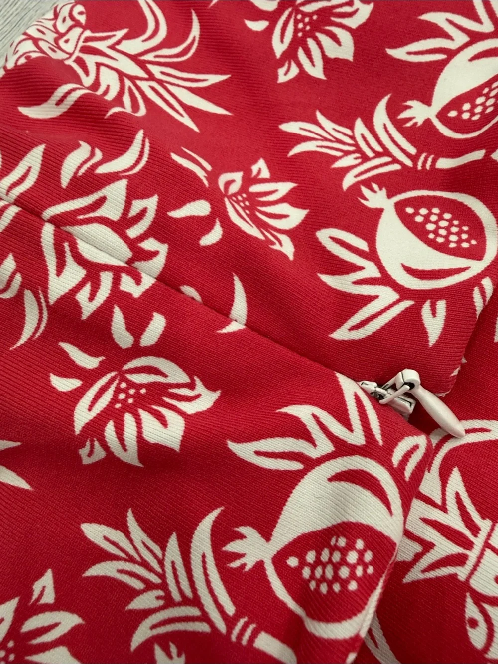 J. McLaughlin Red White Pineapple Print Sheath Dress Sleeveless Size S - Picture 4 of 6